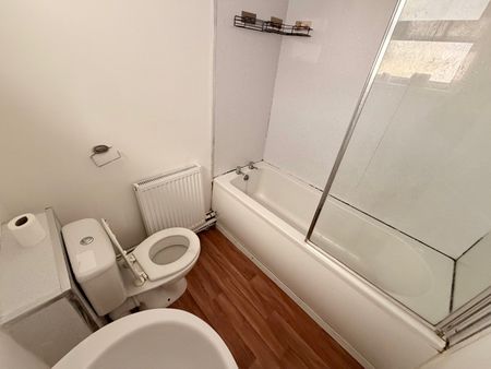 3 bedroom terraced house to rent - Photo 3