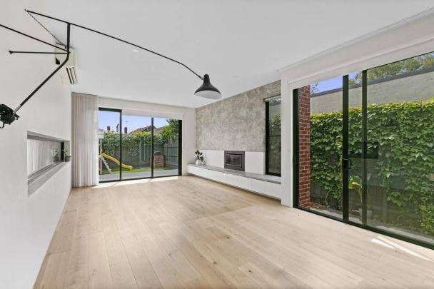 Luxury Living Near High Street Cafés, Parks & Transport - Photo 1