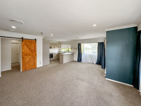 Perfect location, Perfect home! - Photo 2