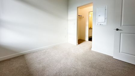 Modern 2 Bedroom + Den Condo With Luxury Amenities And Prime Location. - Photo 2