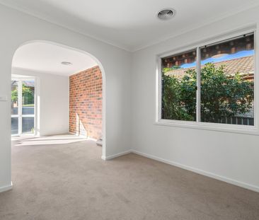 Classic Kaleen Home with newly renovated kitchen - Photo 2