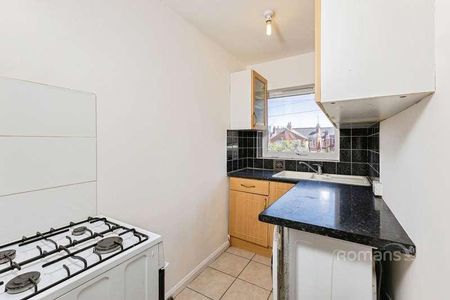 Top Floor Flat, Goldsmid Road, Reading, RG1 - Photo 2