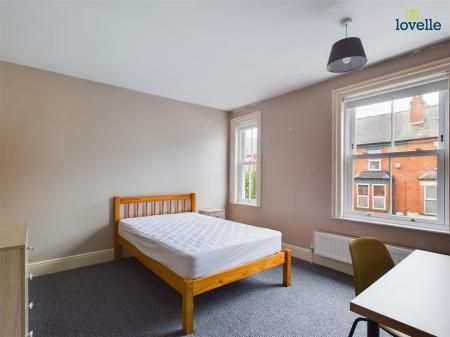 4 bedroom Terraced House To Let - Photo 2