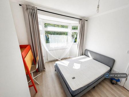 1 bedroom in a house share to rent - Photo 4