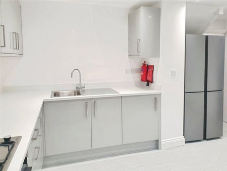 Corby Drive, Englefield Green, Egham, Surrey, TW20 0TR - Photo 5