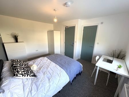 BRAND NEW - DOUBLE ENSUITE - Photo 4