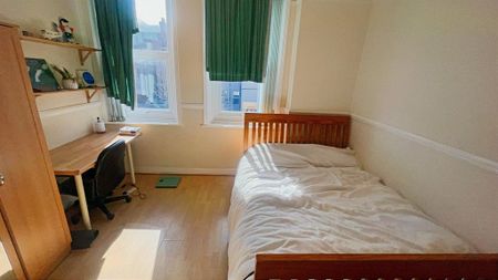 4 bedroom flat to rent - Photo 4