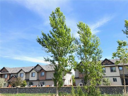Beautiful 2 ensuited bdrms townhome for rent in Airdrie - Photo 3
