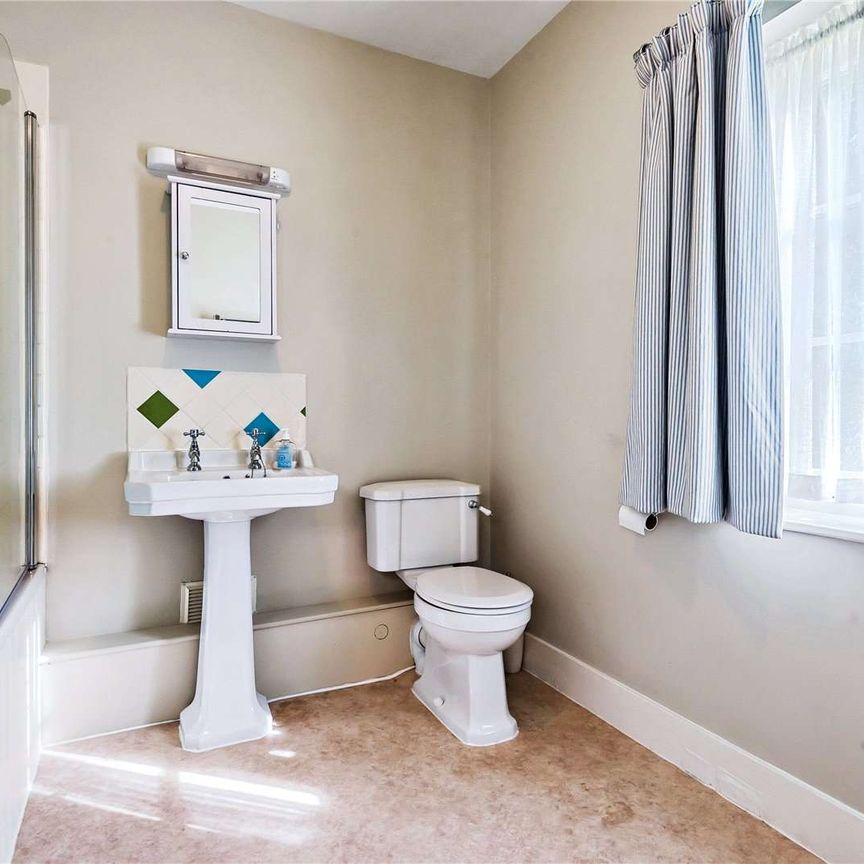 Beautiful detached two-bedroom lodge house. - Photo 1