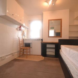 1 bedroom Flat To Let - Photo 2