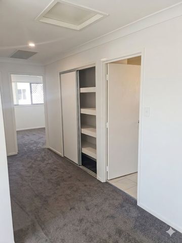 4 BEDROOM 2 BATH TOWNHOUSE WITH DUCTED AIR - Photo 3