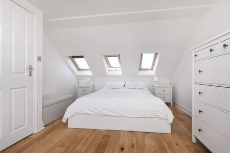 Semi-detached House to rent - Brent Road, London, SE18 - Photo 4