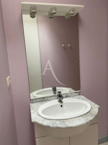 Location Appartement 1 pièce 32m² FONTENAY LE COMTE 85200 - Photo 3