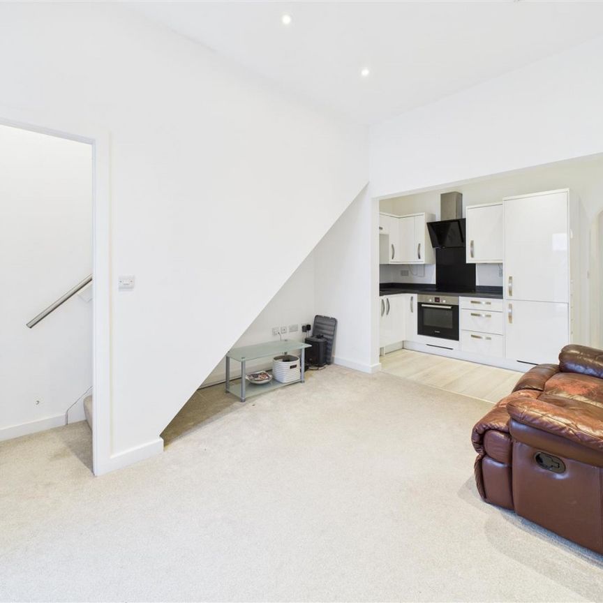 2 bedroom Flat to rent - Photo 1
