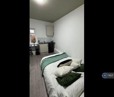 1 bedroom in a flat share to rent - Photo 4