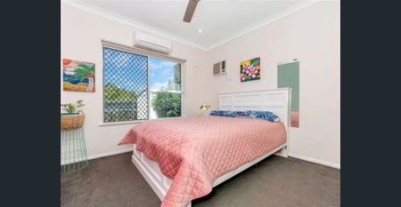 STUNNING 4 BEDROOM, 2 BATHROOM HOME + POOL + SOLAR! - Photo 4