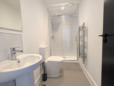 Modern Ensuite Near City Links - Photo 4