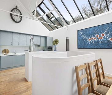 A very spacious two bedroom coach house, tucked away on one of Clap... - Photo 6