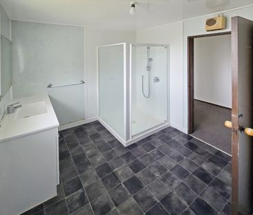 Three Bedroom House in Southgate - Photo 6