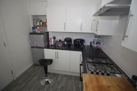 1 bedroom in a flat share to rent - Photo 2