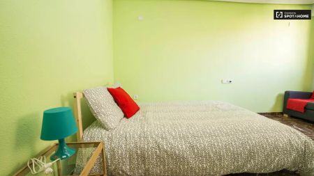 Room in a shared 4-bedroom apartment for rent in Safranar - Photo 2