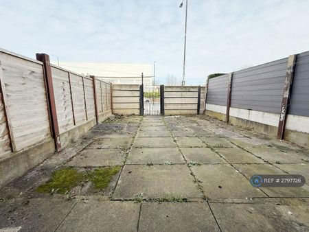 2 bedroom terraced house to rent - Photo 4