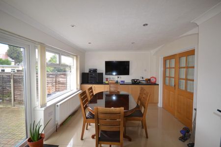 4 bedroom end of terrace house to rent - Photo 2