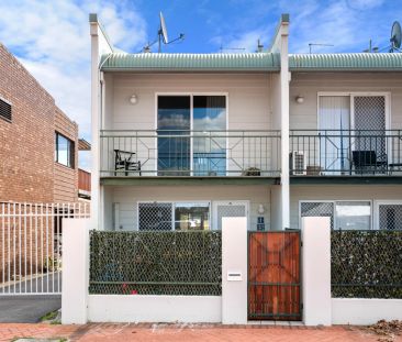 Coastal townhouse living, steps from the foreshore. - Photo 3