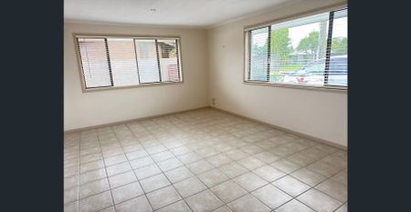 Lovely 3 bedroom family house in the heart of Bundall - Photo 2