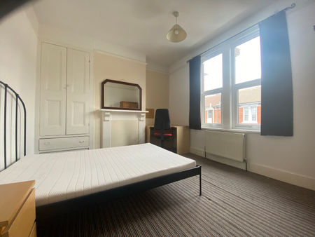 5 bedroom house to rent Sheffield Road, PO1 - Photo 3