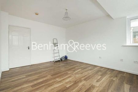 Pier Way, Woolwich, SE28 - Photo 2