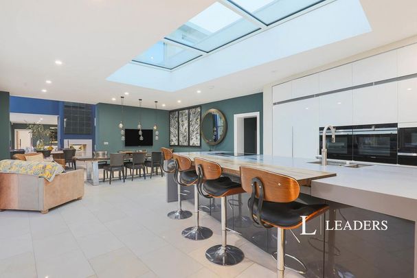 5 bedroom detached house to rent - Photo 1