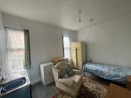 1 bedroom in a house share to rent - Photo 4