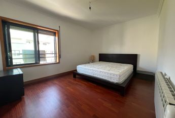 Fantástico Apartamento T2 Mobilado com Garagem e Arrumos