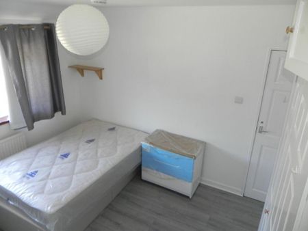 1 bedroom in a house share to rent - Photo 4