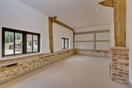 An exceptional barn conversion, combining character and contemporary design in the village of Churt. - Photo 4