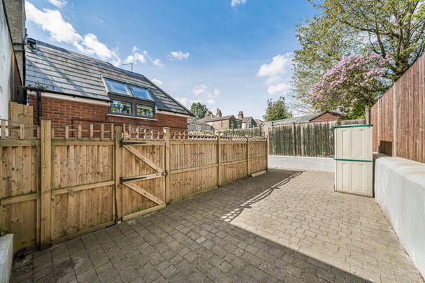 Lodge Lane, London, N12 - Photo 1