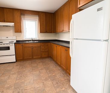 **SPACIOUS FULL HOUSE** 3 BEDROOM HOUSE IN ST. CATHARINES!!! - Photo 3