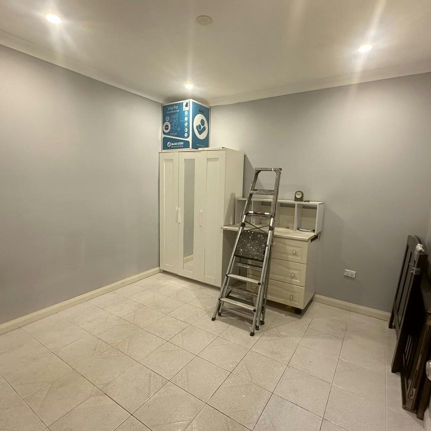 3 Bedrooms Rear House - Photo 1