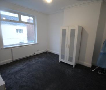 3 bedroom end of terrace house to rent - Photo 2