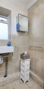 2 bedroom flat in Salcott Road - Photo 4