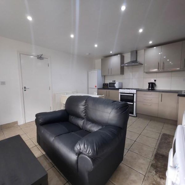 3 bedroom end of terrace house to rent - Photo 1