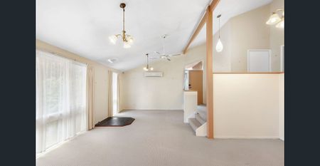 Family Home- Lawn & garden maintenance included - Photo 3