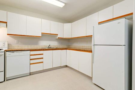 Renovated Suite - 3 Bedroom - Photo 2
