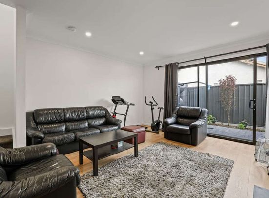 Look No Further ~ 2 Bedroom Townhouse ~ Prime Location! - Photo 1