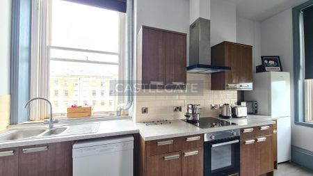 1 bedroom in a flat share to rent - Photo 2