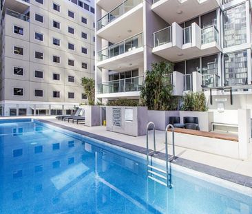 Luxurious Brisbane CBD Apartment with High-End Features - Photo 6