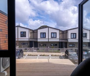 Spacious & modern 3 bedroom, 2 bathroom townhouse - Photo 4