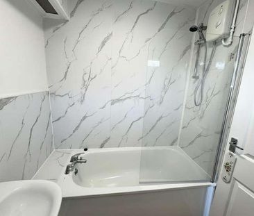 Mayfield Road, Farnborough, GU14 - Photo 4