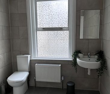 Room in a Shared House, Walm Lane, NW2 - Photo 2